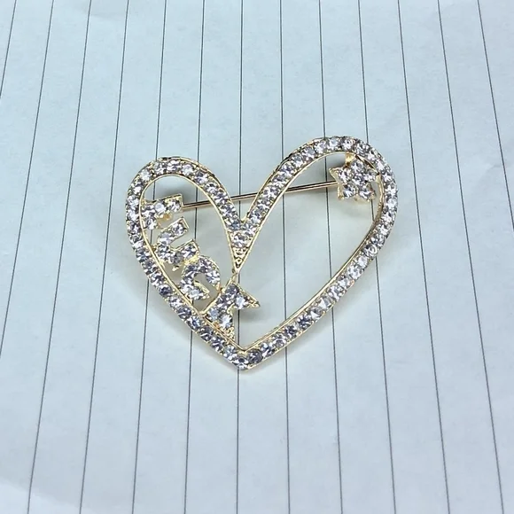 Pretty Brooch - Picture 1 of 2